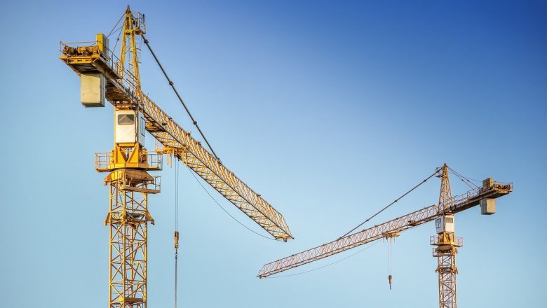 The Benefits of Hiring a Crane for Lifting and Moving Equipment