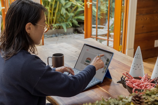 Woman looking in her laptop.